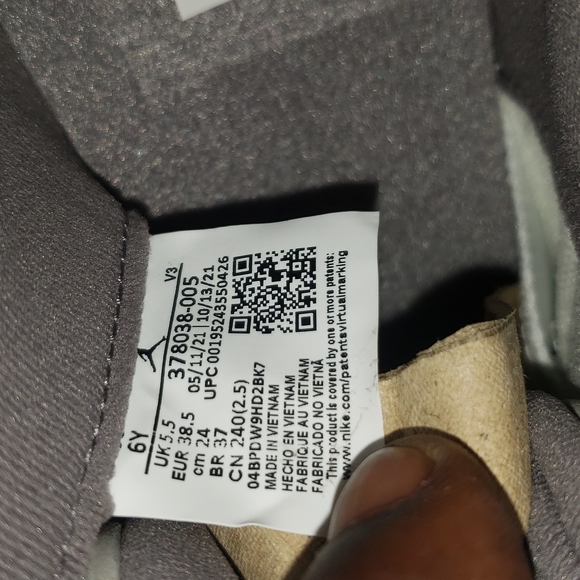 AIR JORDAN 11 RETRO (GS) 'Cool Grey' 2021 - Picture 10 of 16